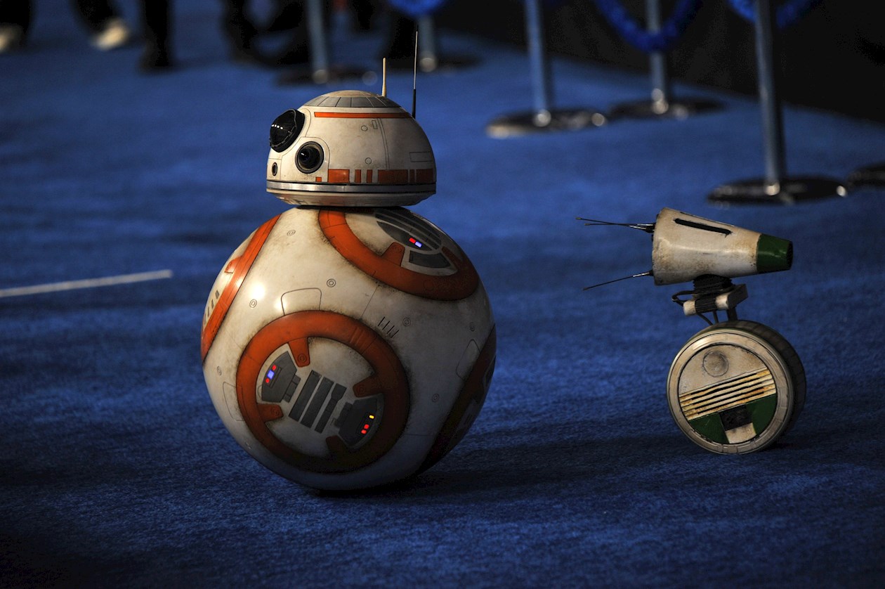 BB-8 y D-O, personajes de la saga durante la premier en Los Ángeles (EE.UU.).