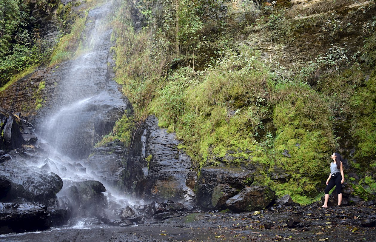 Turista disfrutando de la cascada El Cajón.