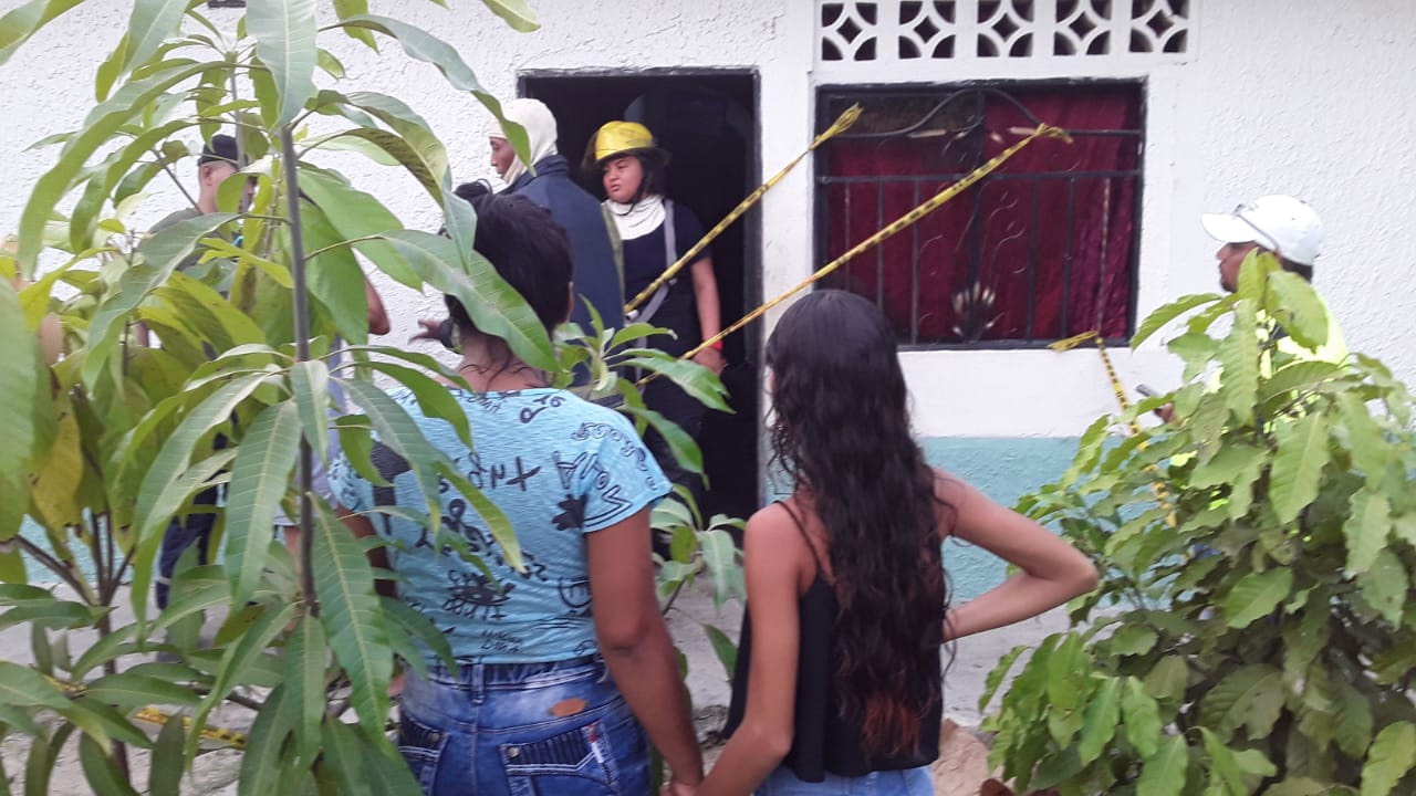 Cortesía. Los bomberos en la casa afectada por la explosión.