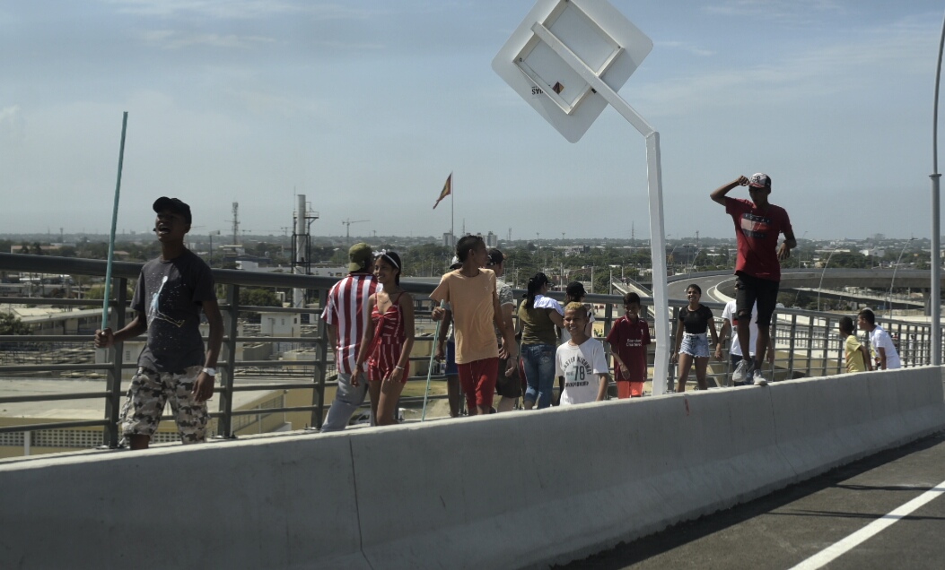Se abusó del separador de una calzada al área peatonal y ciclovía.
