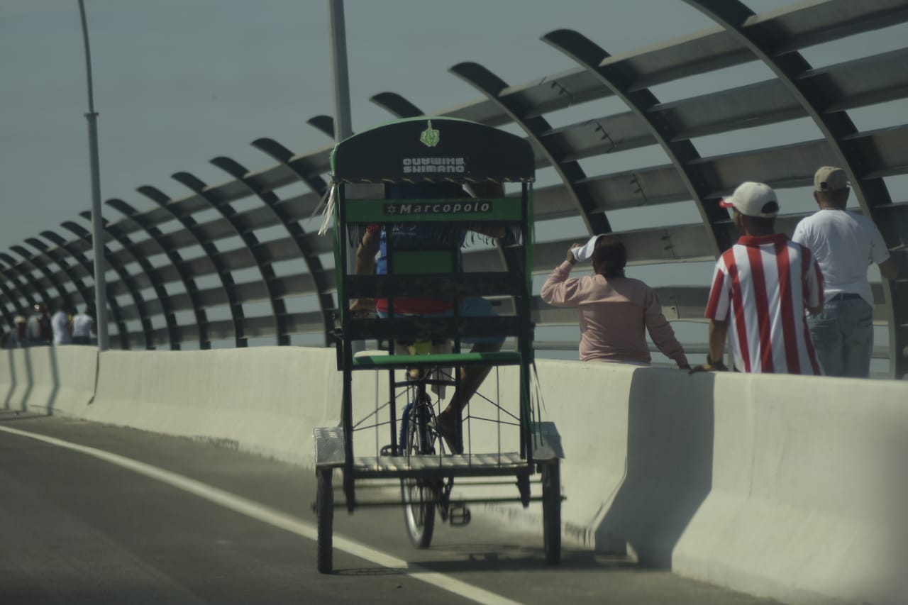 Otro conductor de bicitaxi infrigiendo la norma.