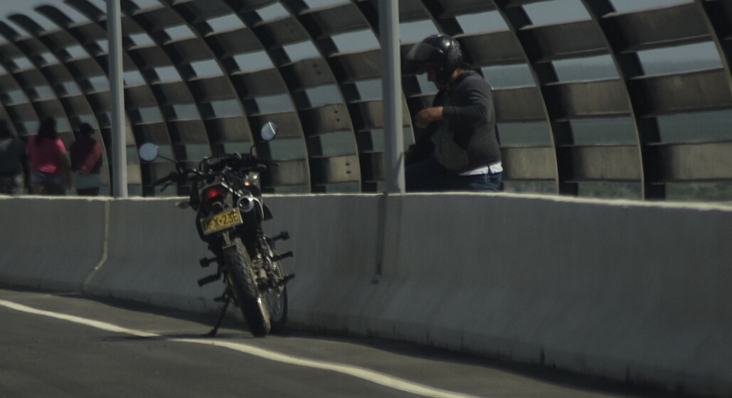 Una moto mal parqueada en el nuevo Puente Pumarejo.