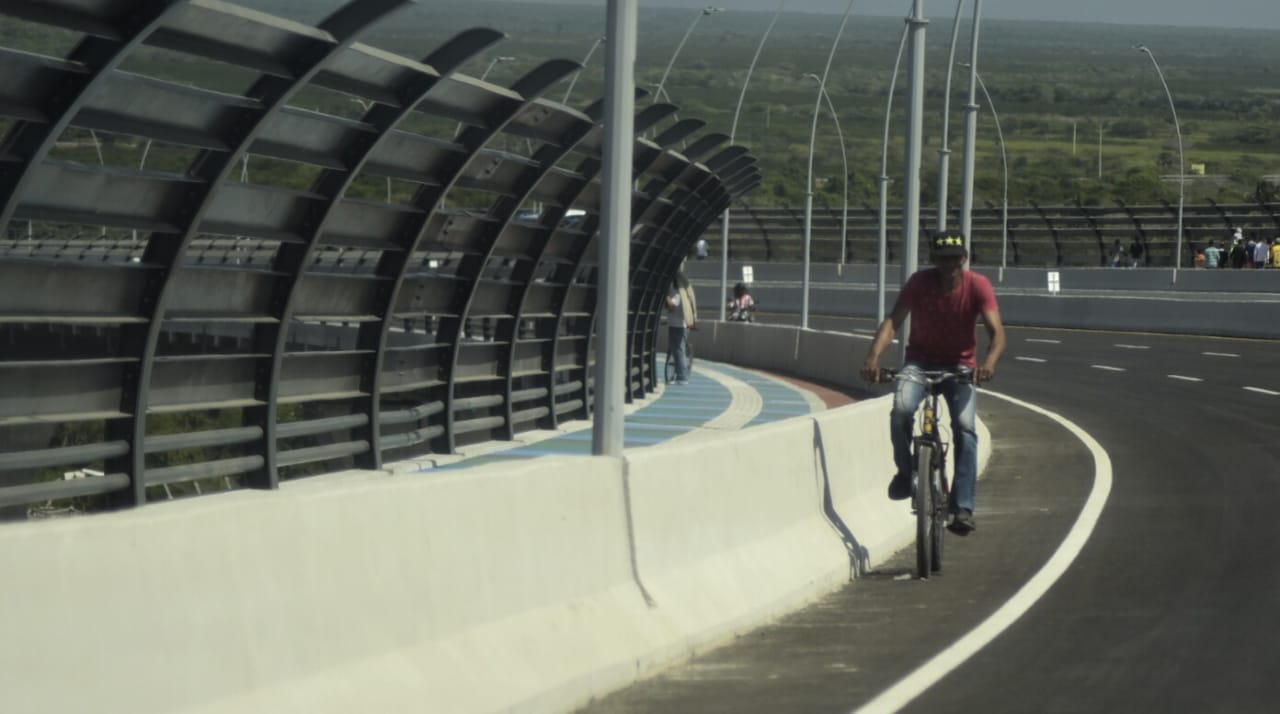El Puente le dejó espacio a los ciclistas, pero este no atendió recomendación.