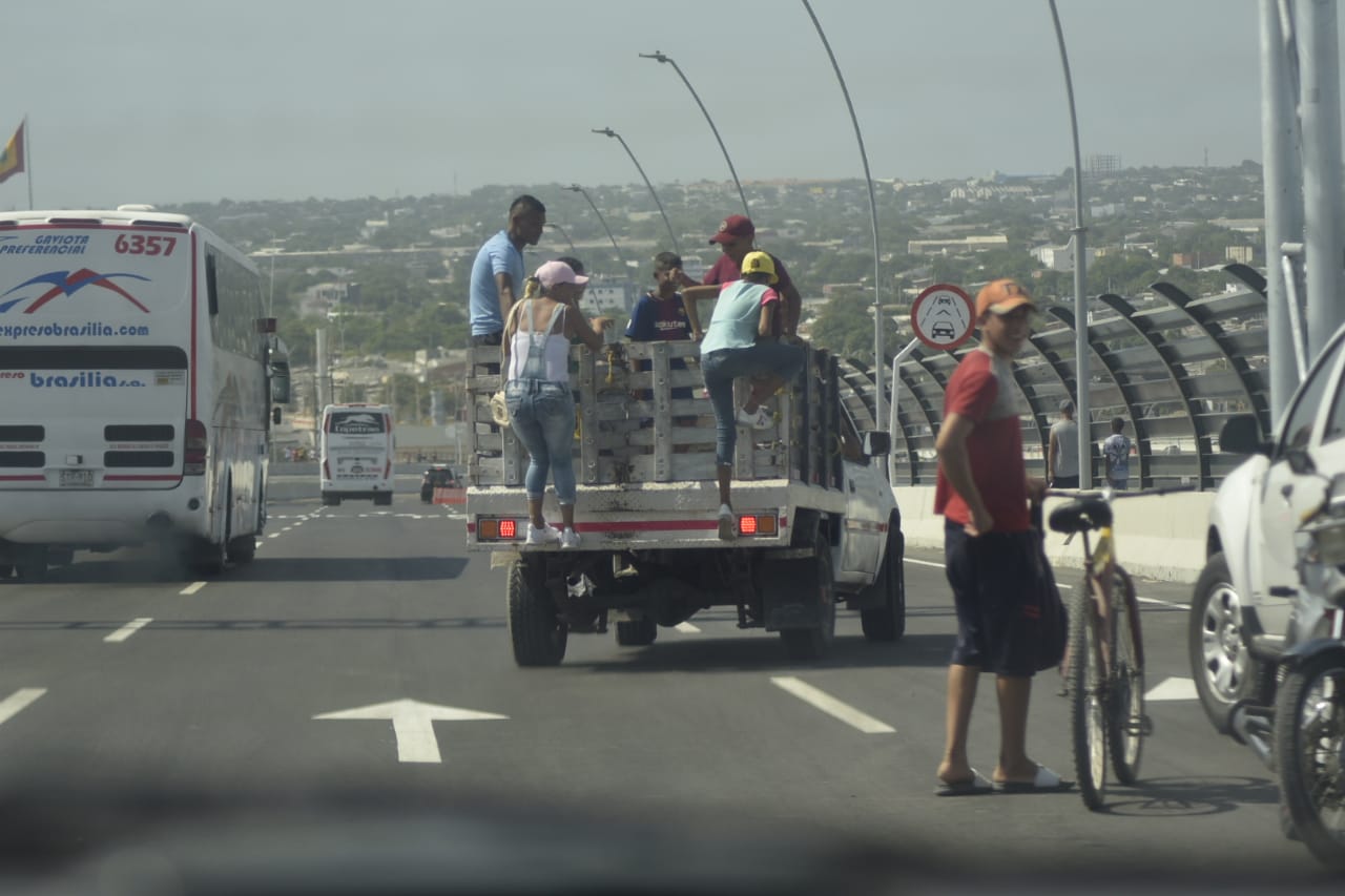 En todo un paseo, sin ningún tipo de seguridad ese es panorama el primer día en el nuevo Puente Pumarejo.