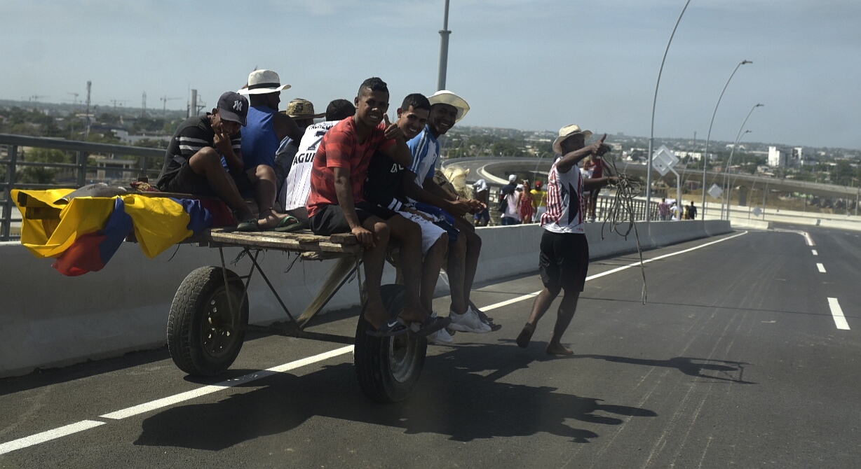 El carro de mula captado en contravía.