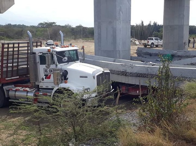 Se desconocen las causas del desprendimiento de la estructura del puente.