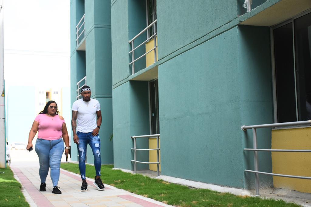 Anthony Zambrano y su mamá Miladis Zambrano en el conjunto Villa Serena.