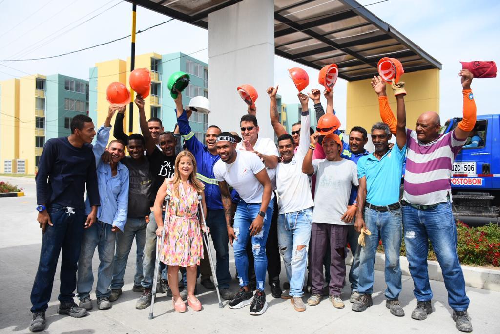 Los trabajadores de la obra posan con la gobernadora electa del Atlántico Elsa Noguera y el subcampeón mundial de atletismo Anthony Zambrano..