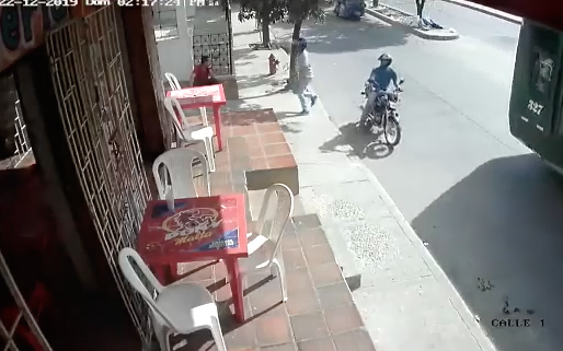 Momento en el que el ladrón intenta llegar a su víctima en la Ciudadela Metropolitana de Soledad.