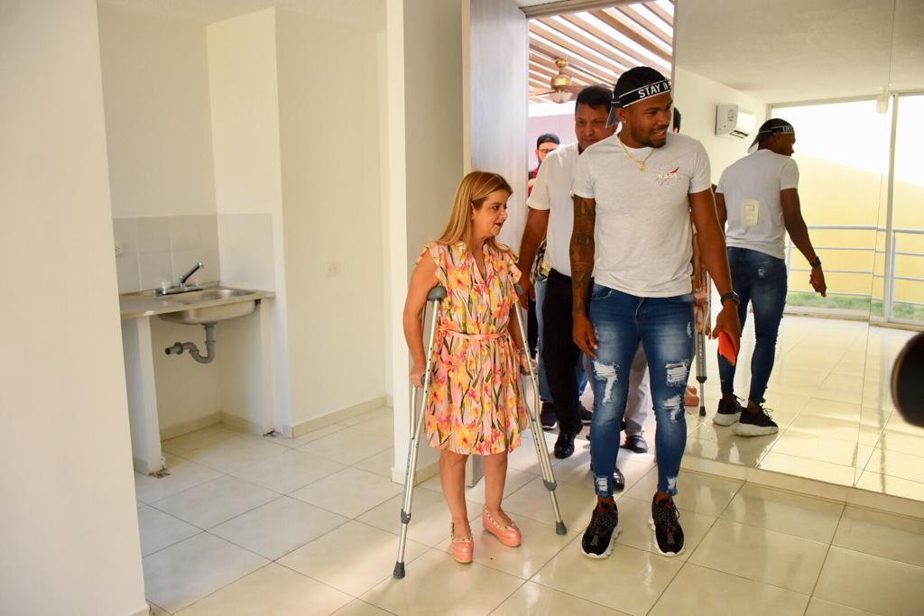 La gobernadora electa Elsa Noguera en el apartamento de Anthony Zambrano.