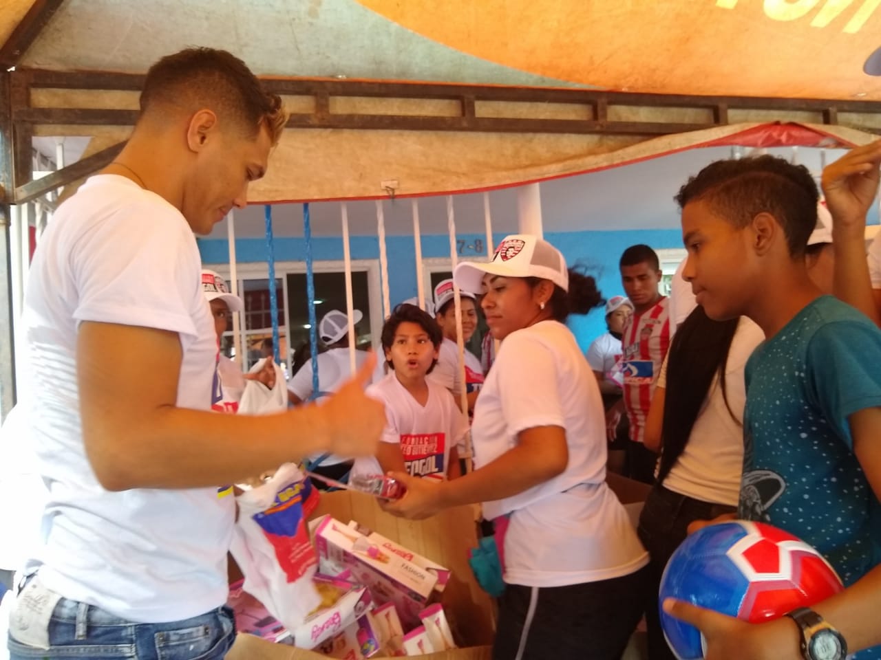 Teo entregó regalos en el barrio La Chinita.