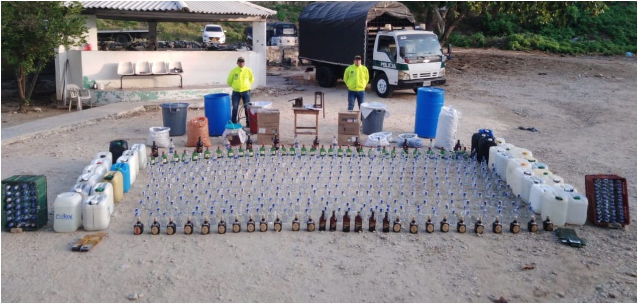 Panorama de los elementos incautados a los fabricantes de licor adulterado.