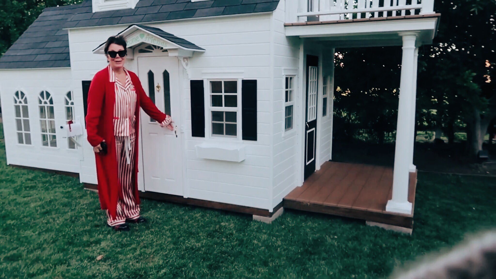 Kris Jenner enseñando la casa de Stormi.