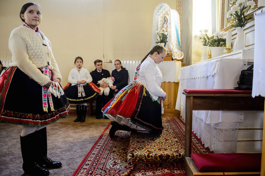 Oraciones por la Navidad en la iglesia San Nicolás en Rimoc, Hungría.