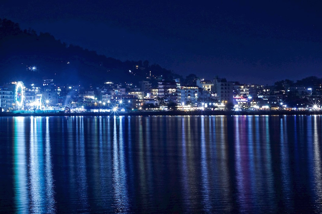Panorámica nocturna durante la celebración navideña en Nepal.