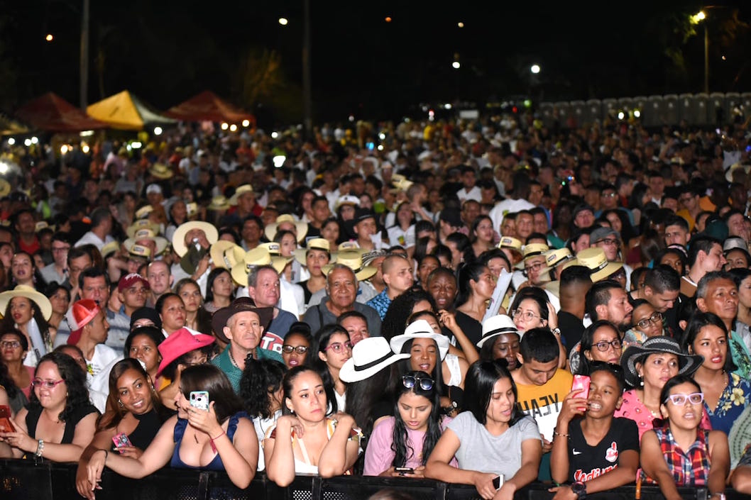 @FeriaDeCaliOf Público presente en el concierto inaugural.