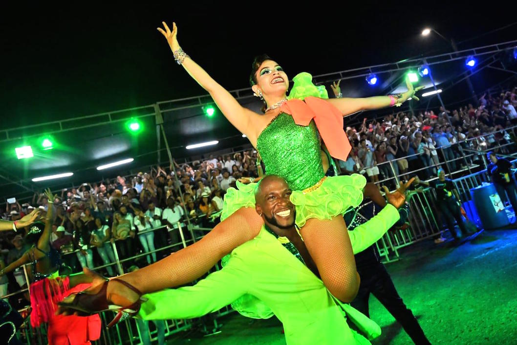 @AlcaldiaDeCali El público aplaudió a los participantes en el salsódromo.