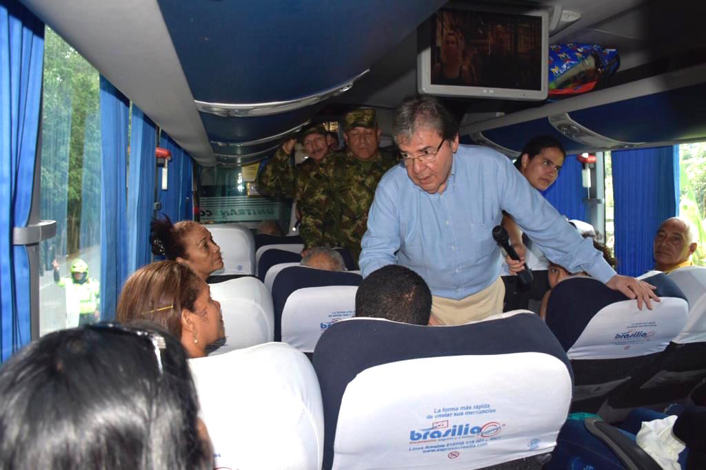 El Ministro Carlos Holmes Trujillo dialogando con usuarios de la Troncal del Caribe.