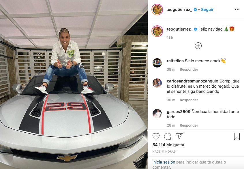 El futbolista Teófilo Gutiérrez posa sobre su nuevo carro.