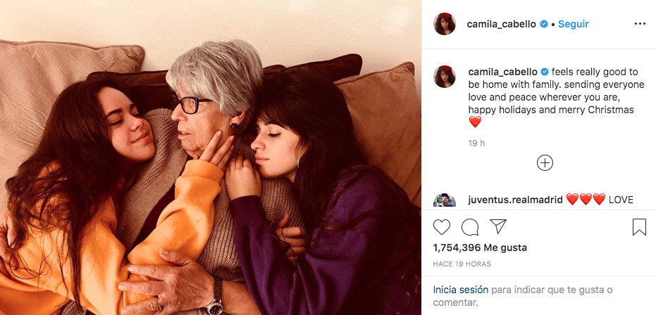 La cantante Camila Cabello junto a su abuela y su hermana.