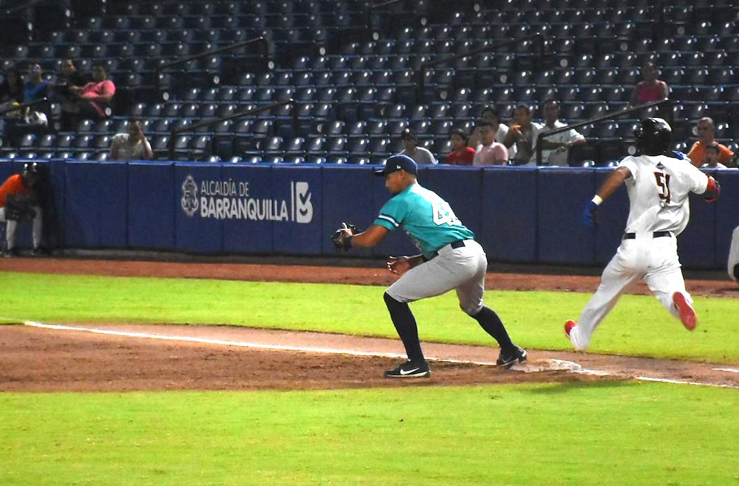 Jugada cerrada en primera, del corredor Leudys Báez.