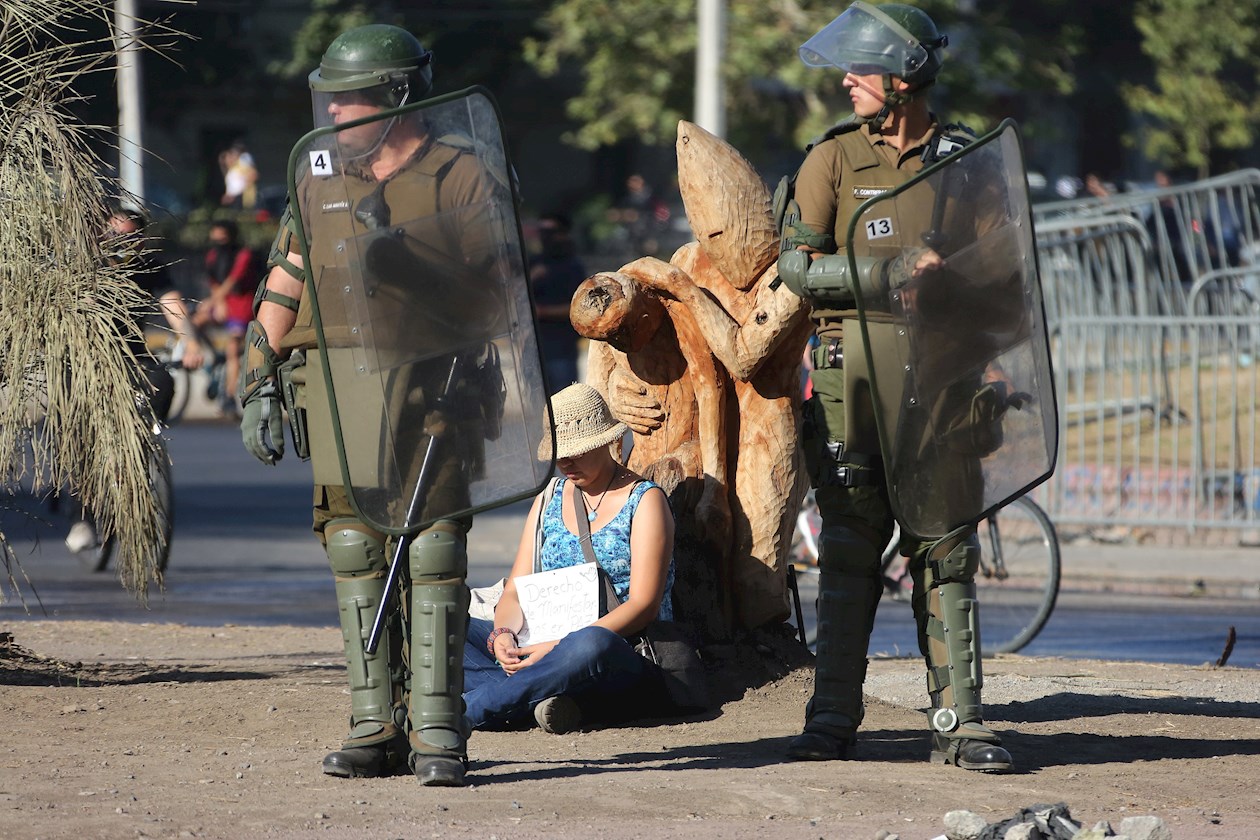 Manifestantes protestan en contra del gobierno del presidente Sebastián Piñera.