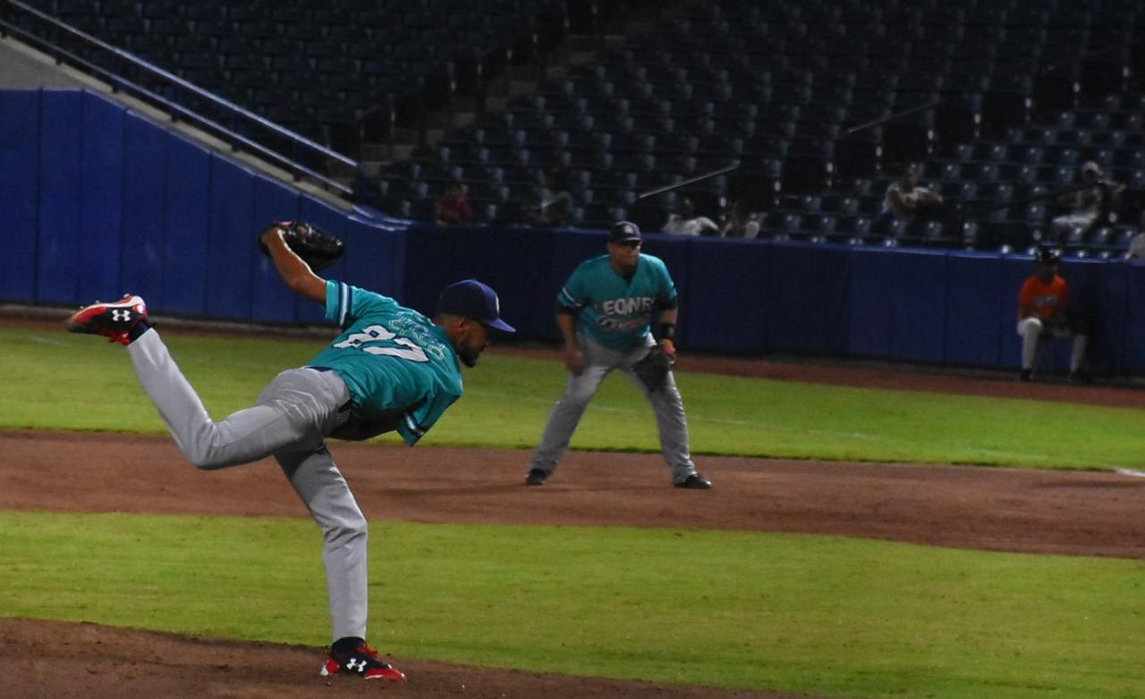 Christian Olmos cargó con la derrota, en apenas un tercio de inning.