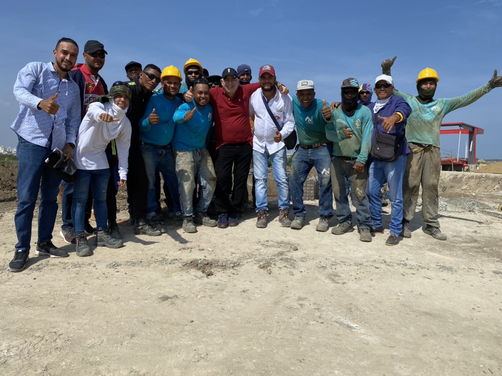 Twitter. Christian Daes con los obreros del monumento.