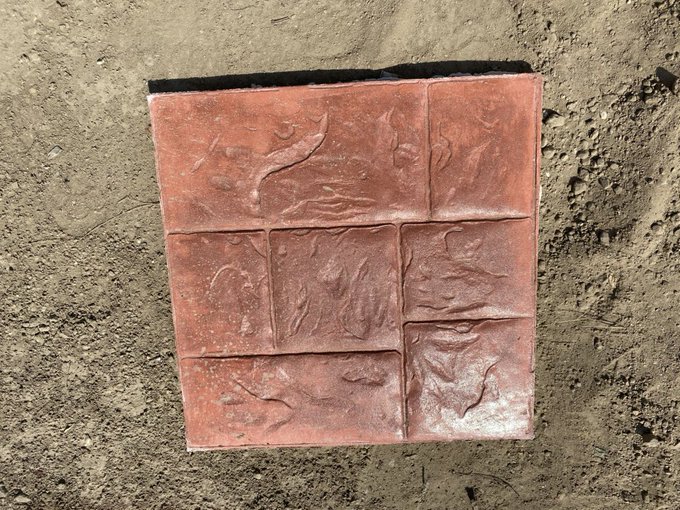 Twitter. Adoquines rojos del piso del monumento.