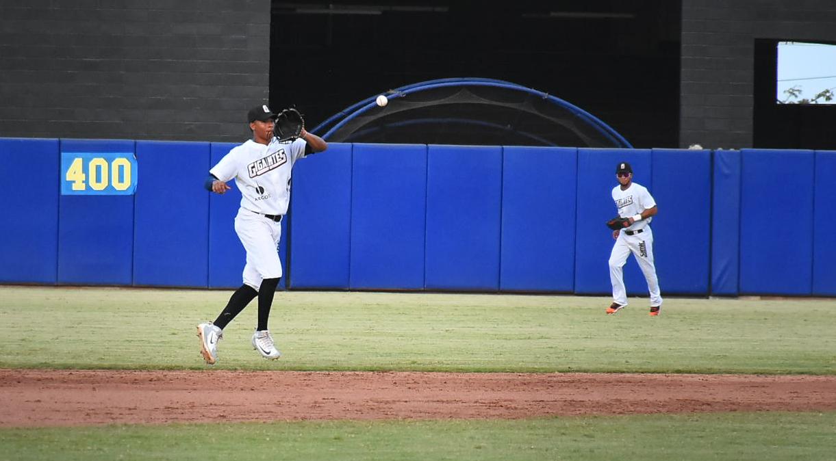 Héctor Martínez defiende el campocorto de Gigantes.