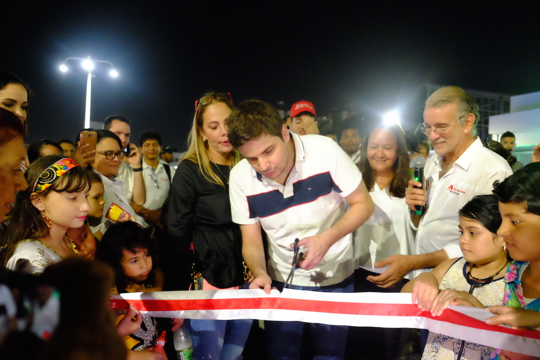 Corte simbólico de la cinta inaugural.