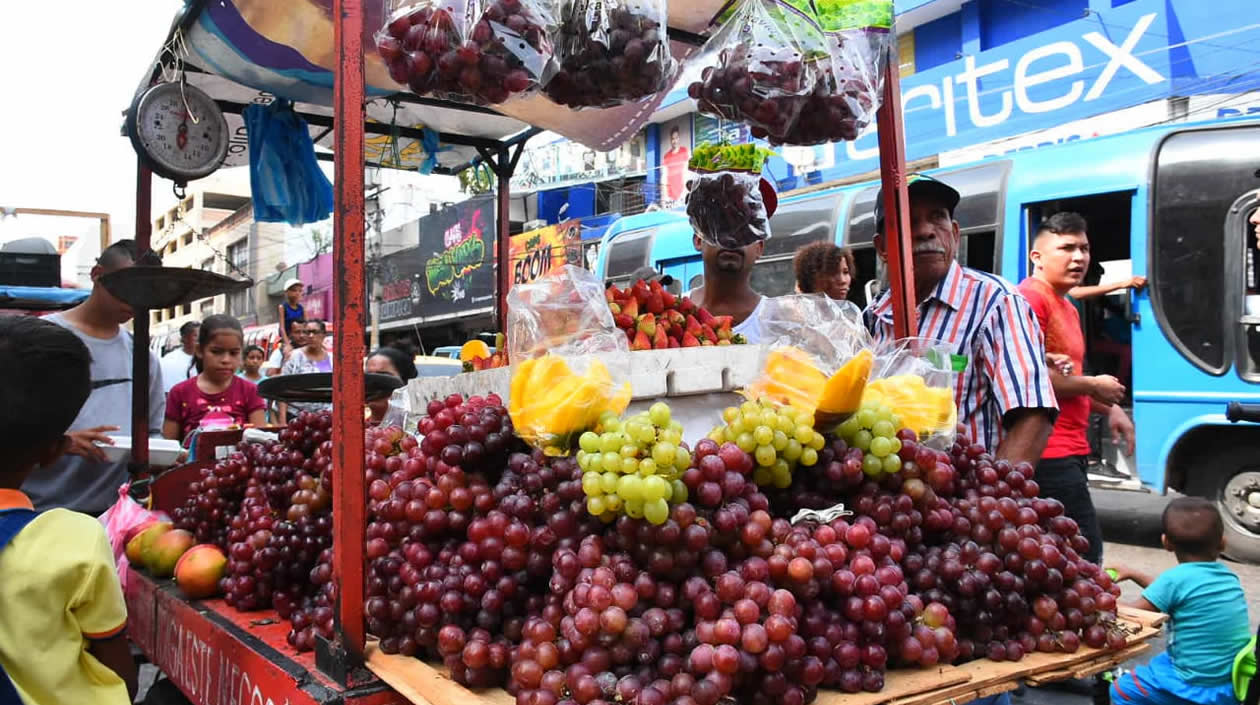 Venta de uvas, para el agüero de celebrar al finalizar el año.