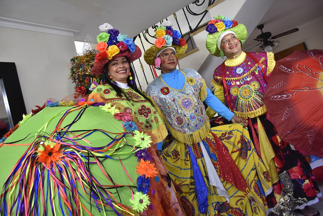 Mónica Ospino Dávila y los integrantes de la Danza de Las Farotas.