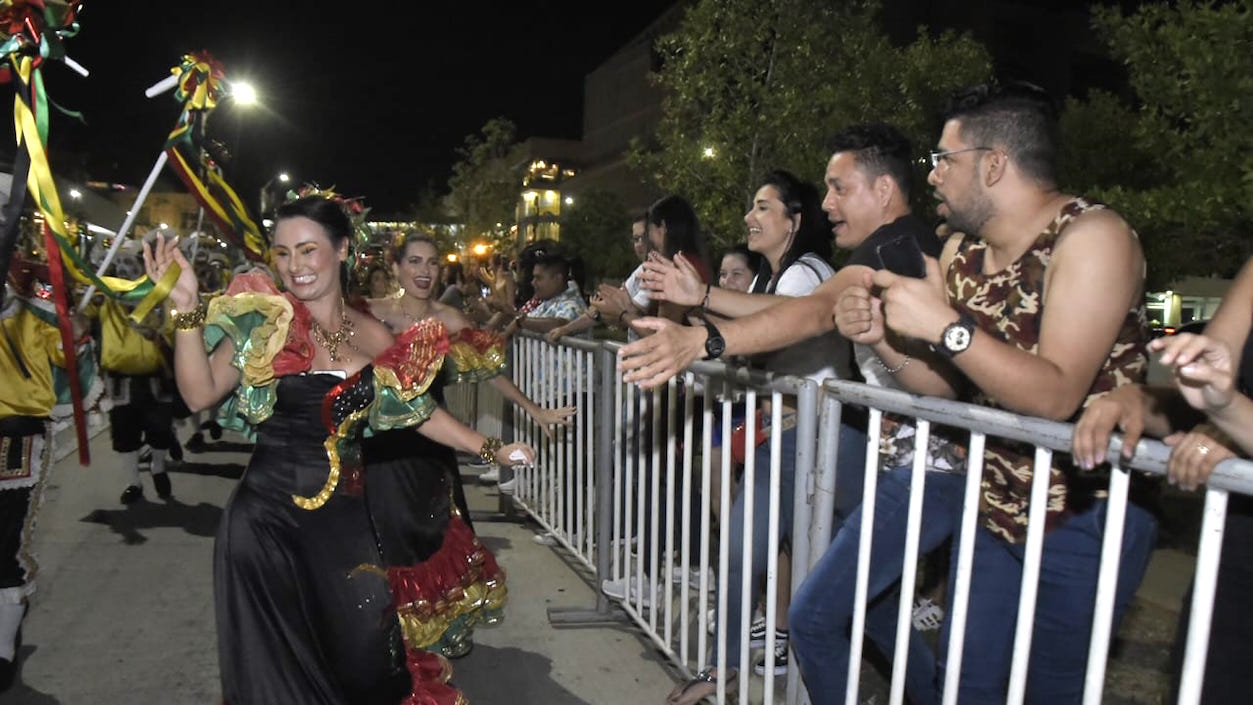 El público aplaudiendo y animando a los participantes.