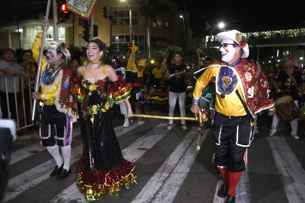 La Reina Carolina Segebre con el presidente de la danza Luis Fernando Vengoechea.