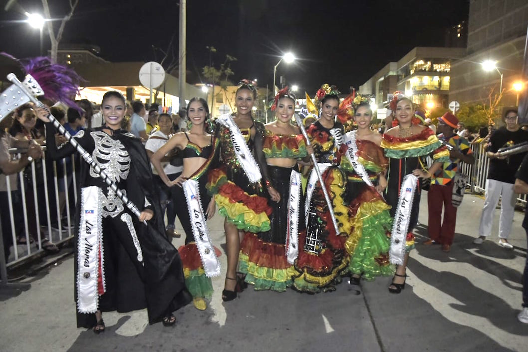 Las reinas populares presentes.