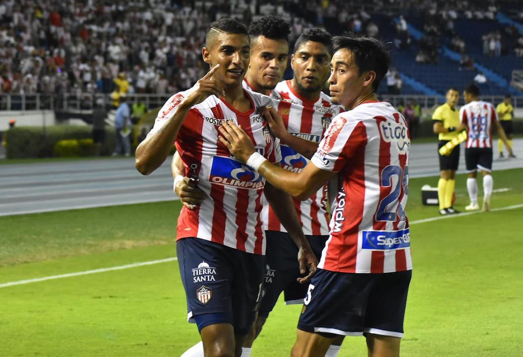 Jugadores del Junior festejando el 2-2.