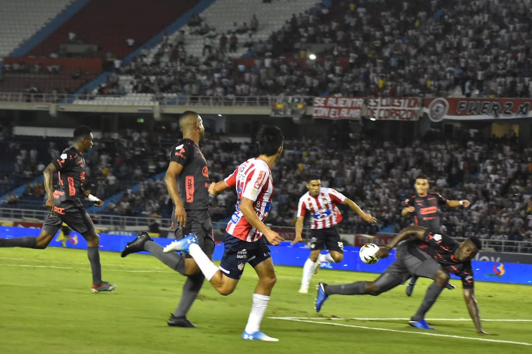 Teófilo Gutiérrez remata para poner en ventaja al Junior 3-2.