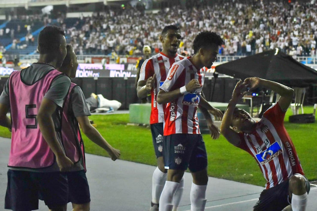 Celebración de Teófilo Gutiérrez con sus compañeros.