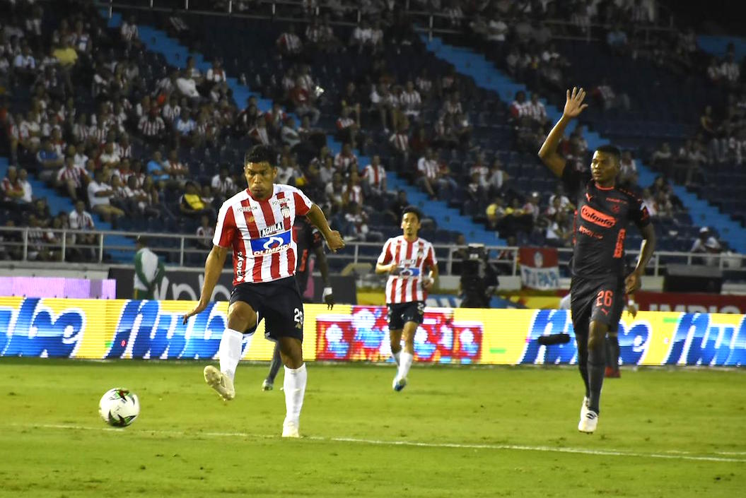 Llegada ofensiva de Teófilo Gutiérrez.