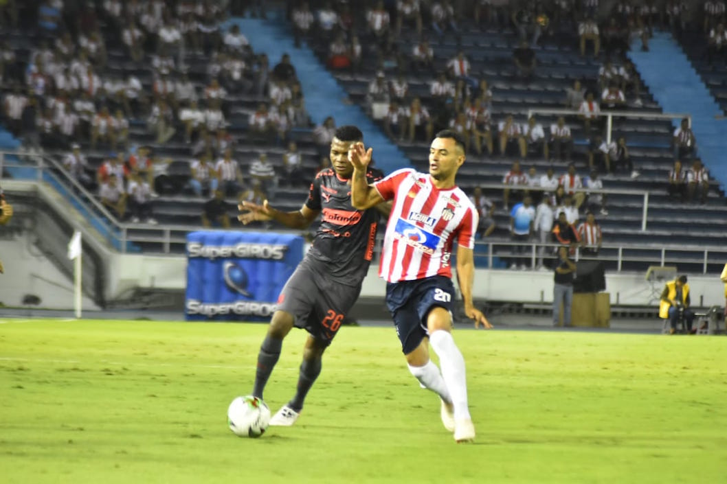 Marlon Piedrahita neutralizando una llegada de los visitantes.