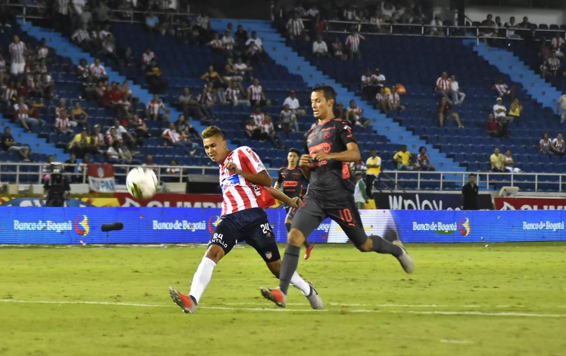 Víctor Cantillo remata ante la marca de Andrés Ricaurte.