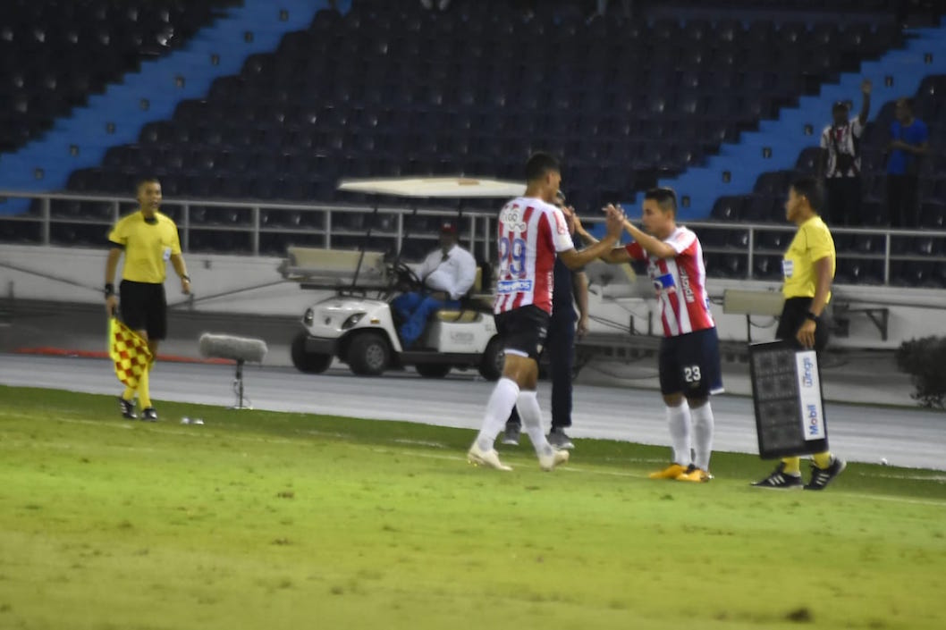 Roger Torres ingresando por Teófilo Gutiérrez.