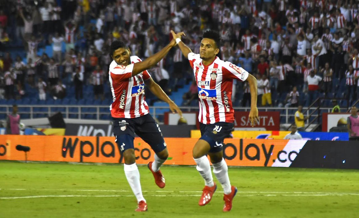 Luis Díaz celebrando con Luis Carlos Ruiz.