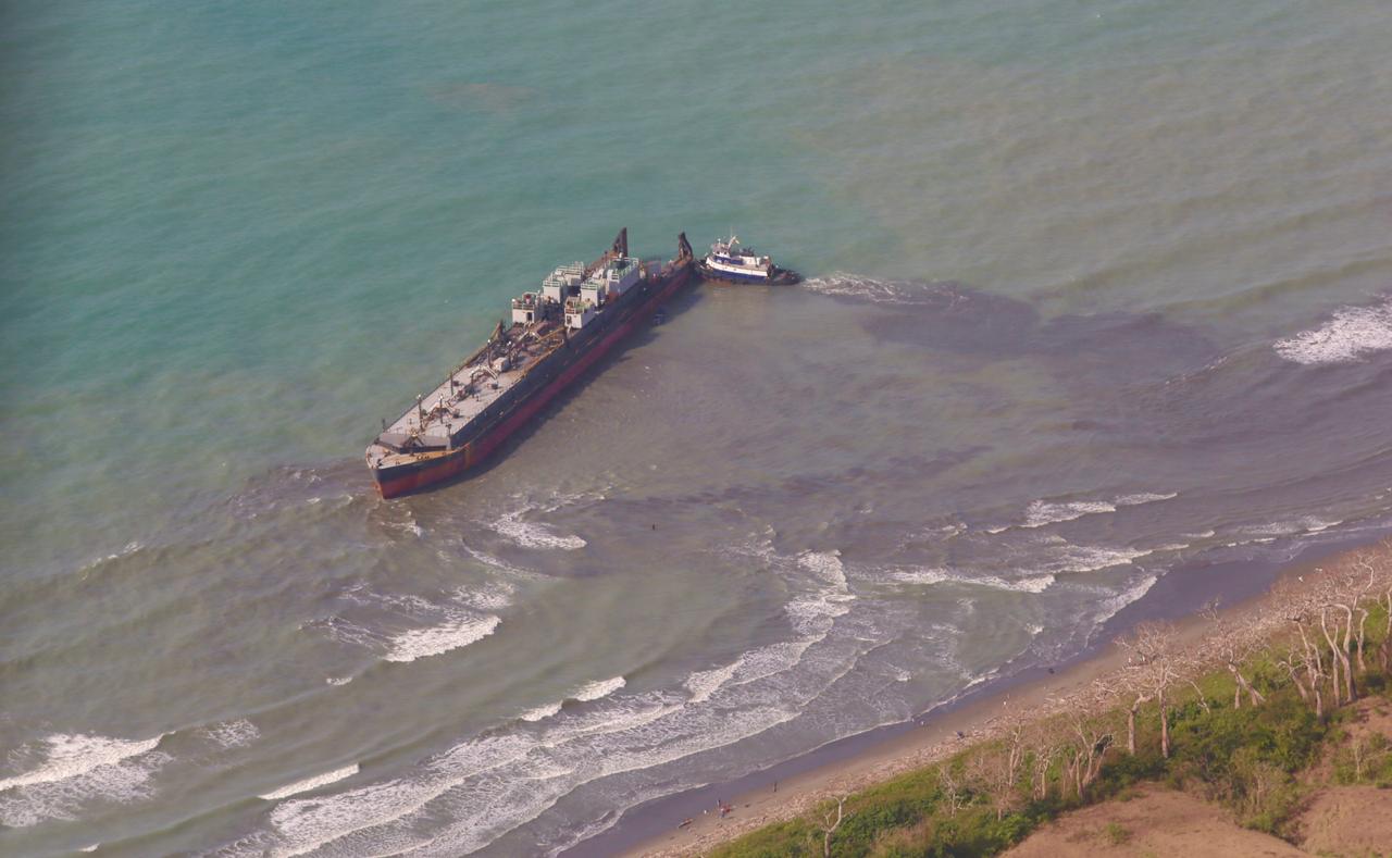 Así fue el remolque de la barcaza desde Puerto Escondido, Córdoba.