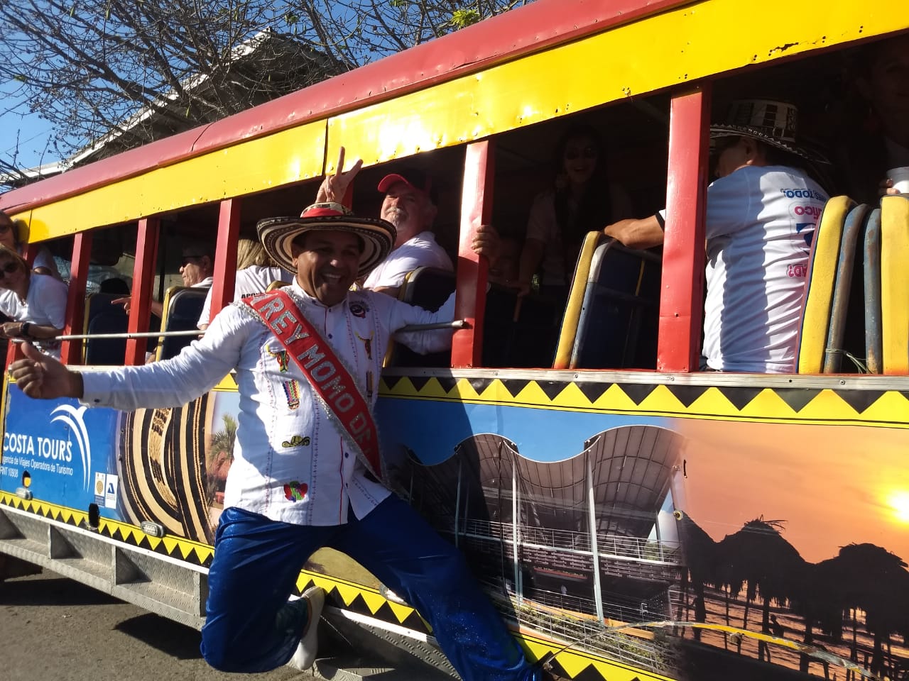 Pedro Tapias, Rey Momo, en chiva rumbera por los estaderos de la ciudad.