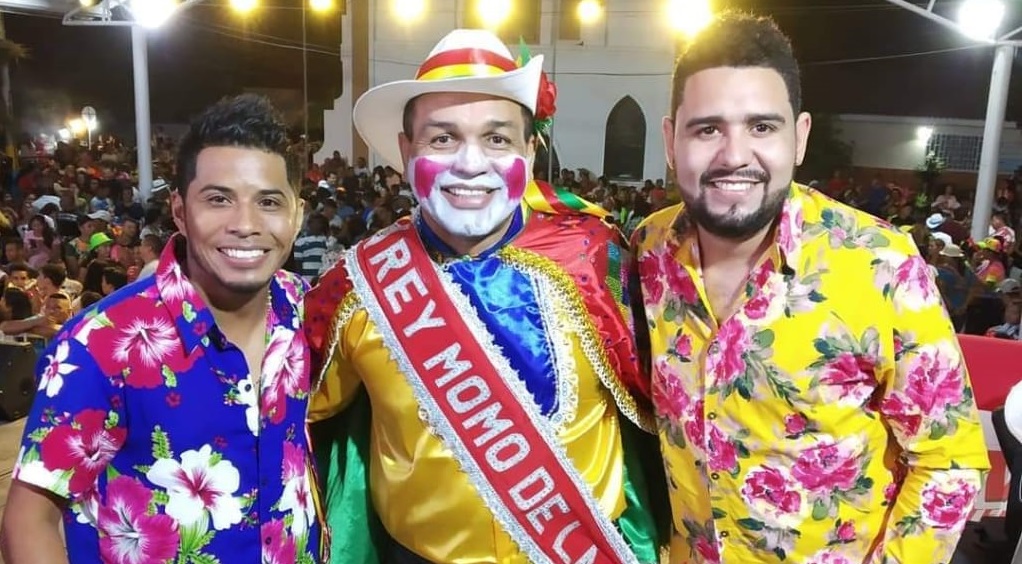 Pedro Tapias Rey Momo de la 44 con integrantes de Cumbia Caribe.