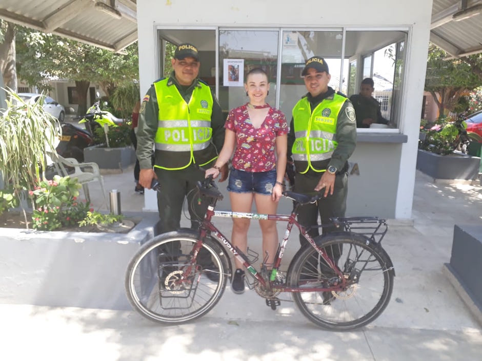 Entrega de la bicicleta en el CAI de La Luz.