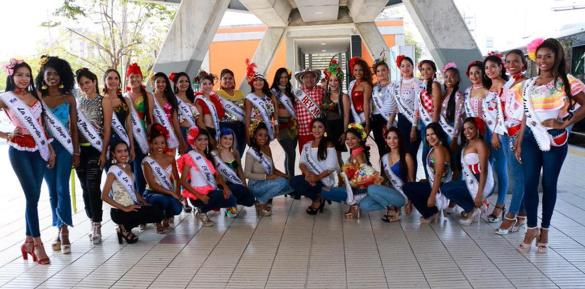 El grupo de aspirantes junto al Rey Momo en la Estación Joe Arroyo.