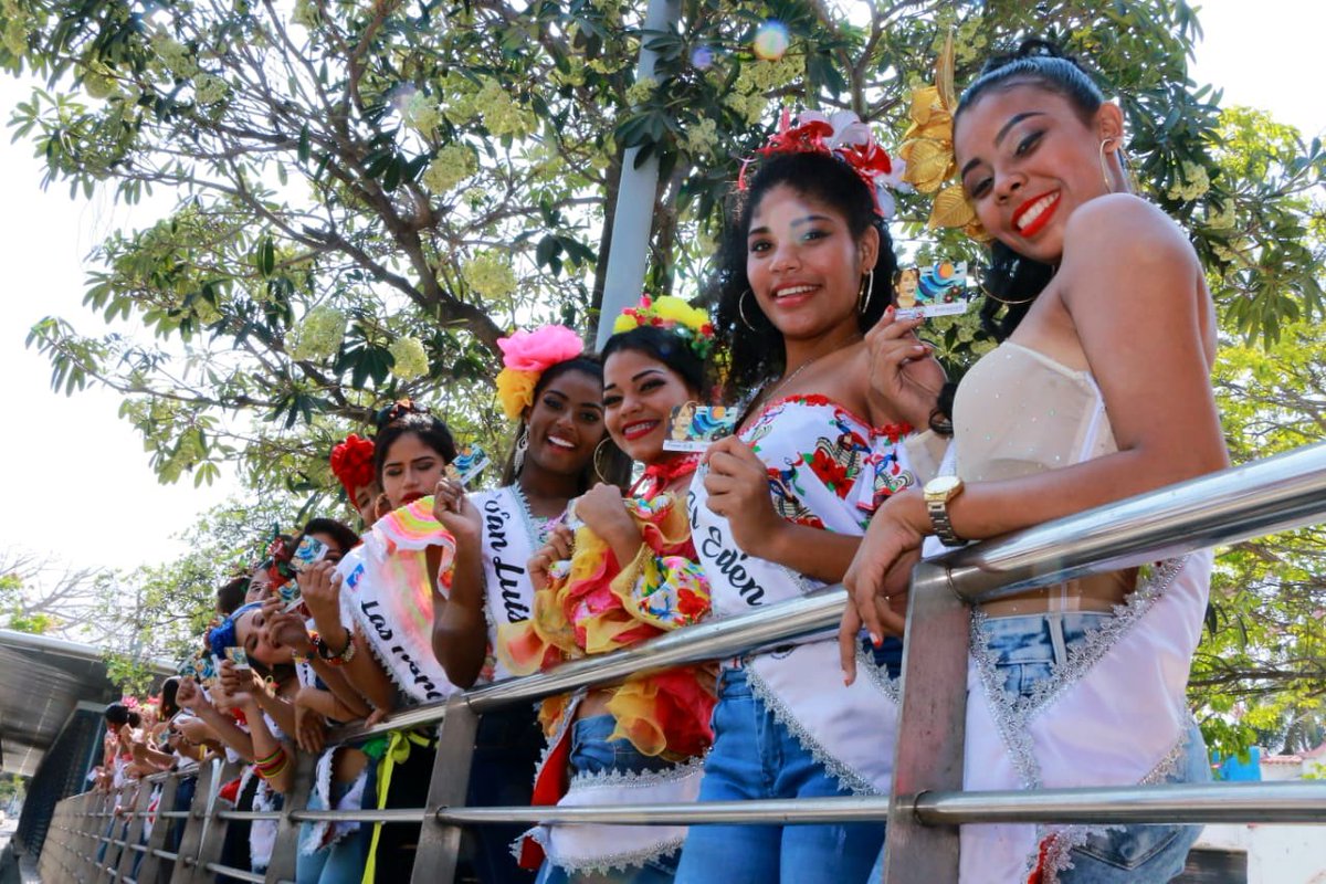 Las candidatas pasearon en Transmetro por la ciudad.